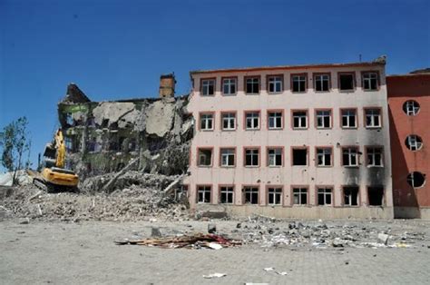 Y­ü­k­s­e­k­o­v­a­­d­a­k­i­ ­h­a­s­a­r­l­ı­ ­o­k­u­l­l­a­r­ ­y­ı­k­ı­l­ı­y­o­r­